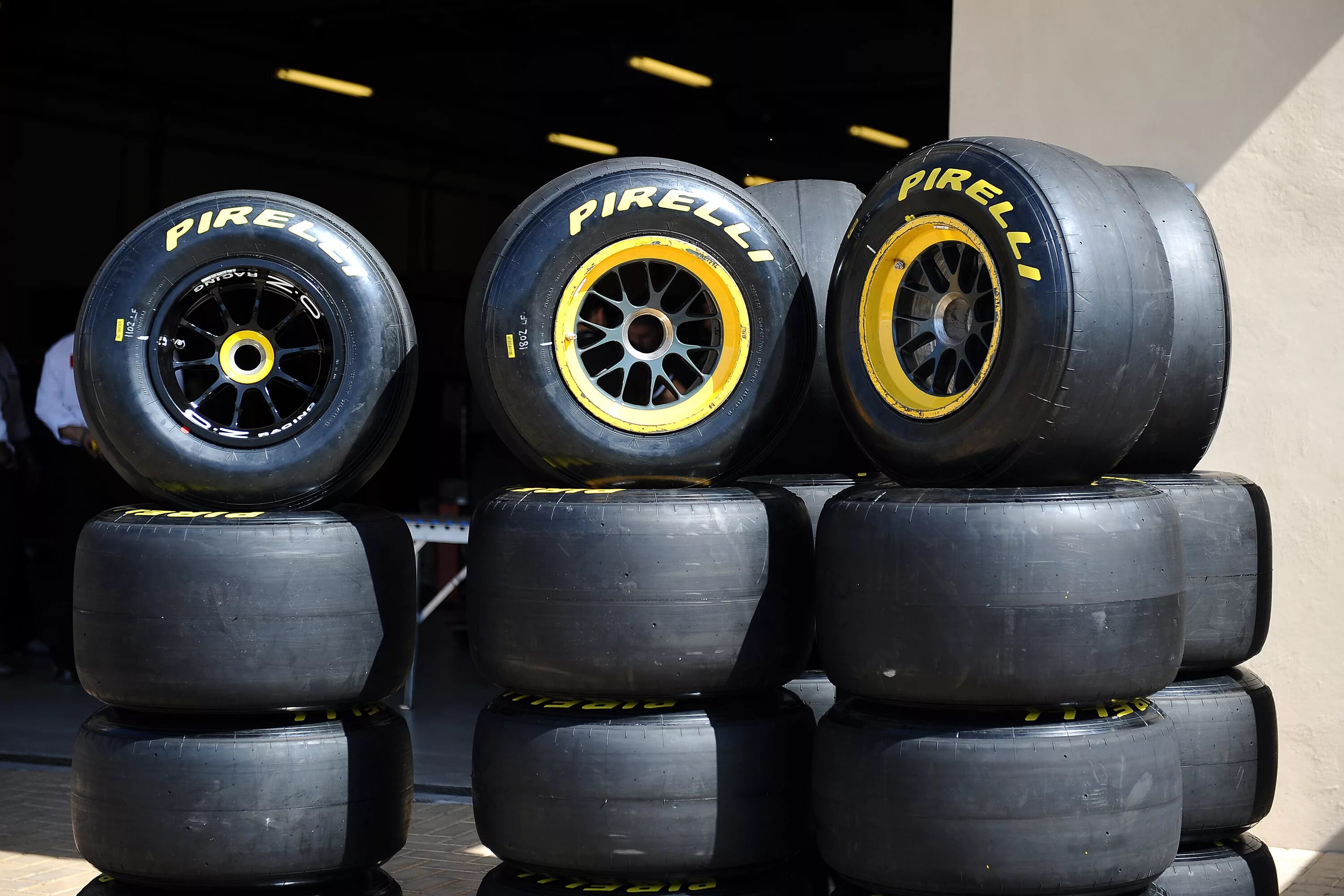 Шины 1а. F1 Pirelli Tyres 2011. Колесо ф1 Пирелли. F1 Pirelli Tyres 2022. Pirelli f1 Tyres 2d.