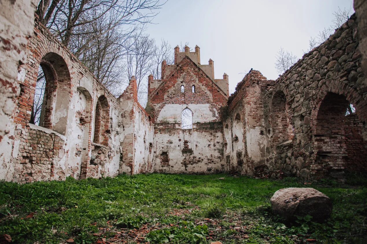 Кирха экскурсия. Руины кирхи калининград. Католическая кирха святого семейства калининград. Кирха в приозерске внутри. Янтарный кирха.