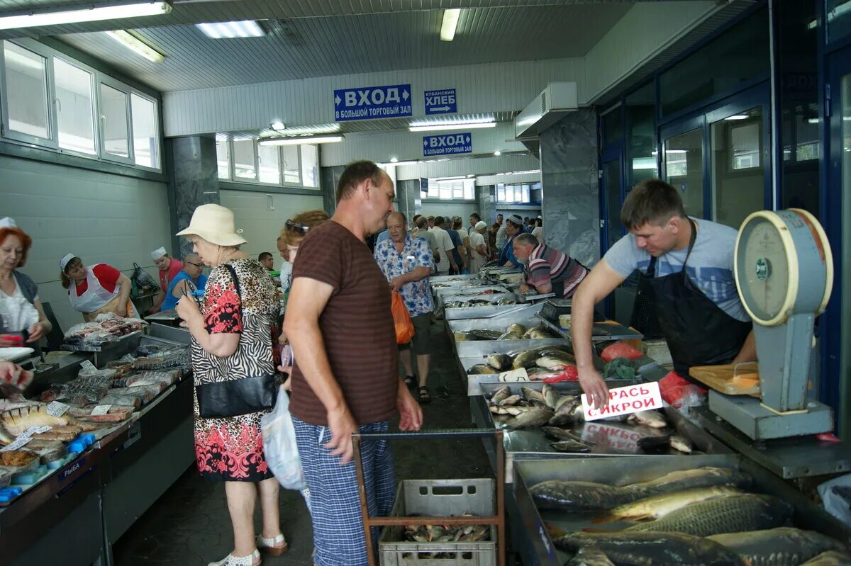 Рыбный рынок москва на волне как добраться. Рыбный рынок Краснодар. Рыбный рынок в Новороссийске. Рыбный рынок Темрюк 2020. Продавщица рыбы на рынке.