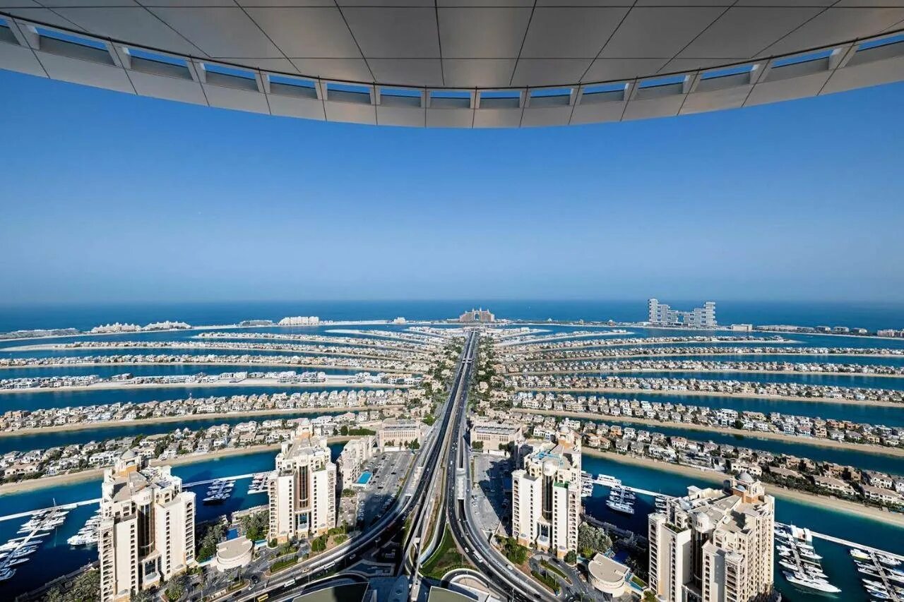 Дубай на четверых. Aura Skypool Дубай. Панорамный бассейн Дубай Aura Skypool. The Palm Tower Дубай. Бассейн Aura Skypool в Дубае.