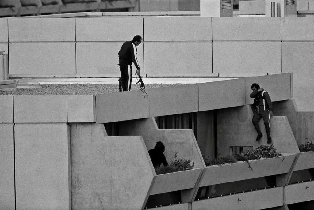 Теракт на олимпиаде в мюнхене 1972. Теракт в Мюнхене 1972 на Олимпиаде. Олимпийская деревня в Мюнхене 1972. Захват заложников в Мюнхене 1972 на Олимпиаде.