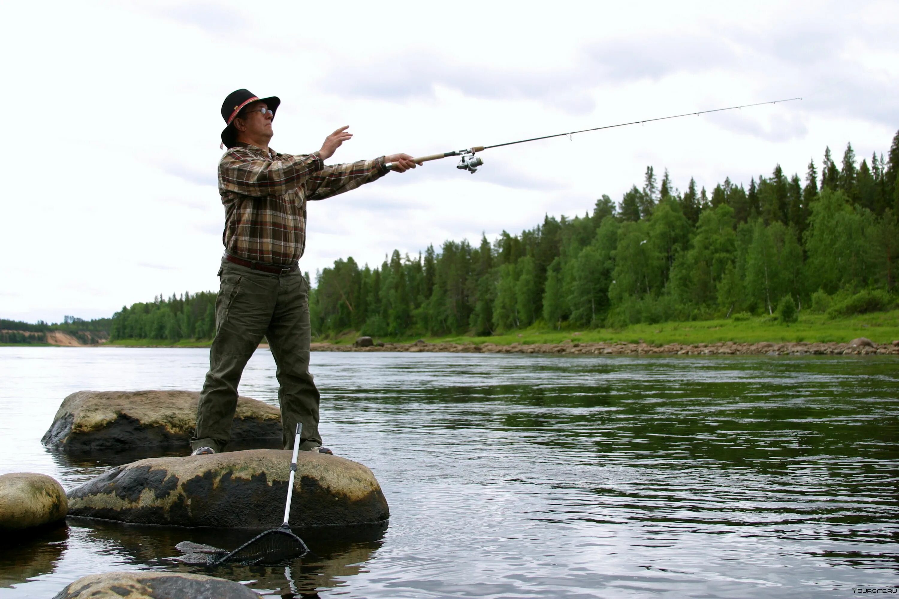 Финская рыбалка. Рыбалка в Финляндии. Рыболовный туризм. Рыбак на берегу. Приятеля на рыбалку