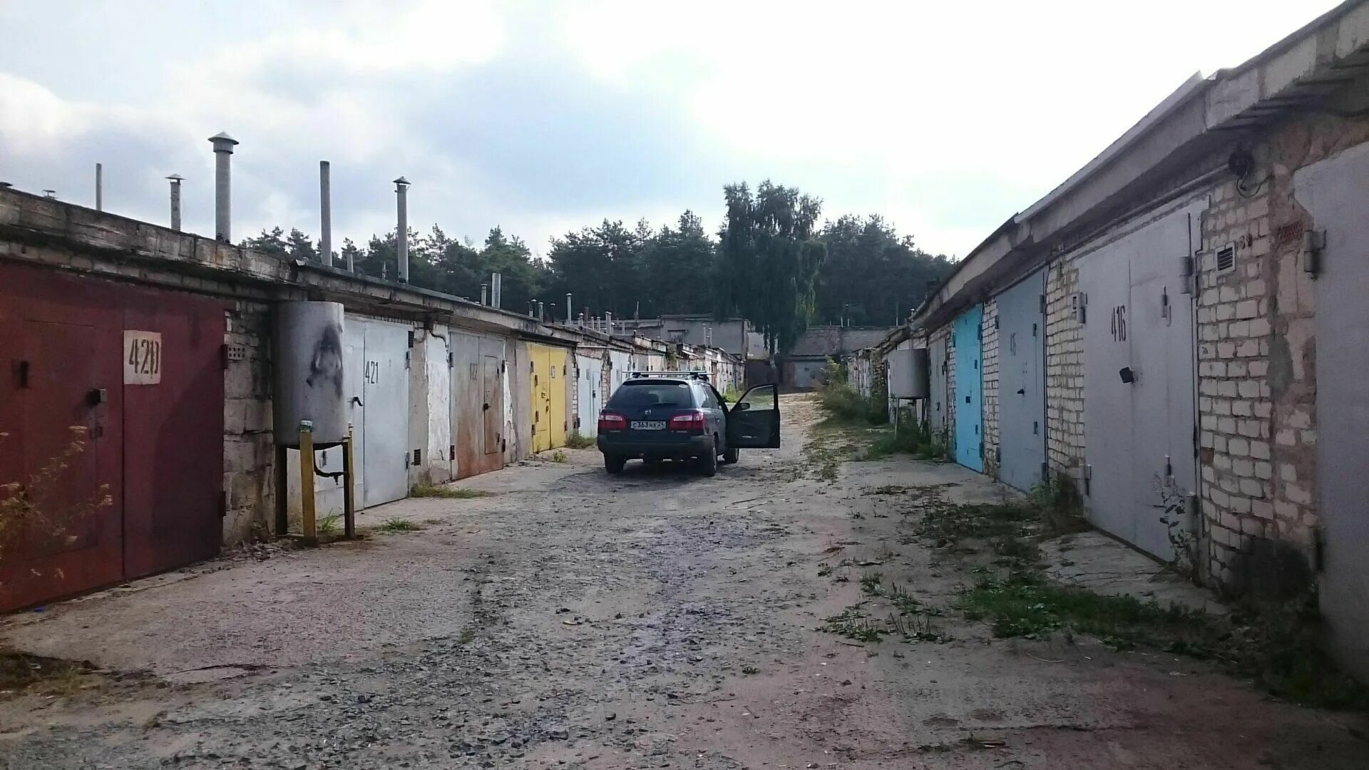 Гаражи в россии. Гаражи дворовые. Гараж старый. Стильный гараж. Гараж российский.