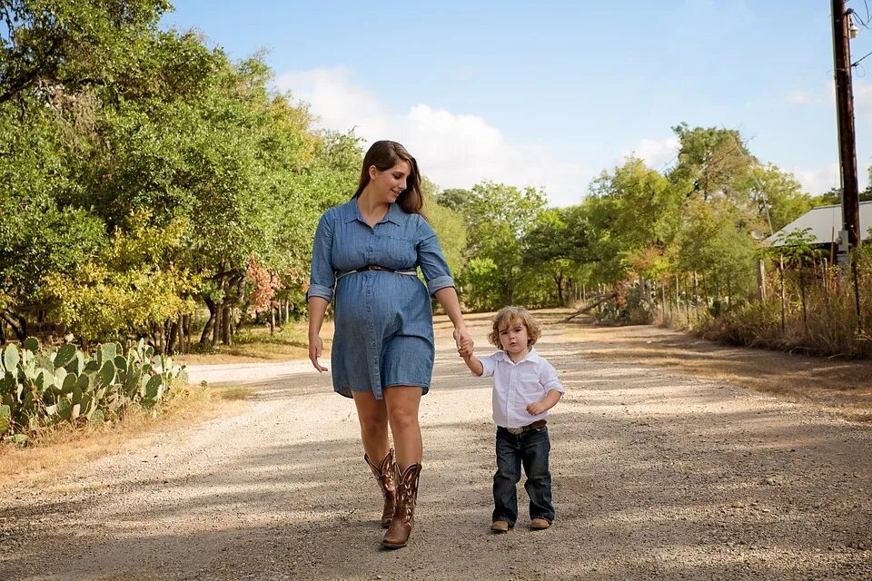 Women with her son. Мама и два сына. Мама обнимает сына. Обнимает ребенка. Women with her son.