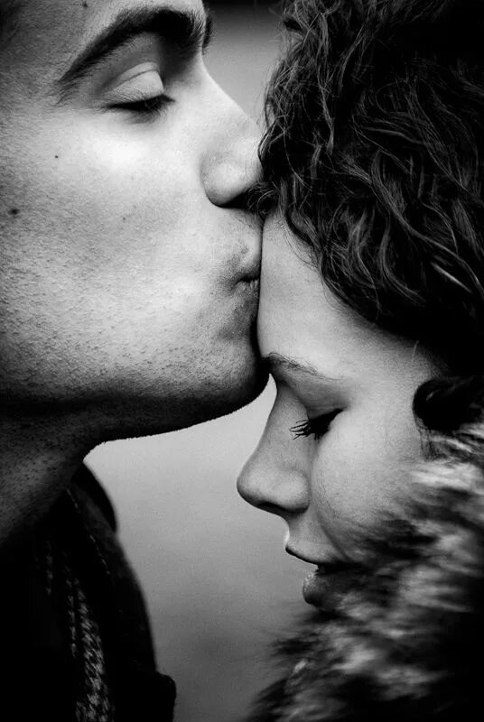 Человек целует в лоб. Поцелуй. Поцелуй в лоб. Целует в лоб. Целует в лоб девушку.