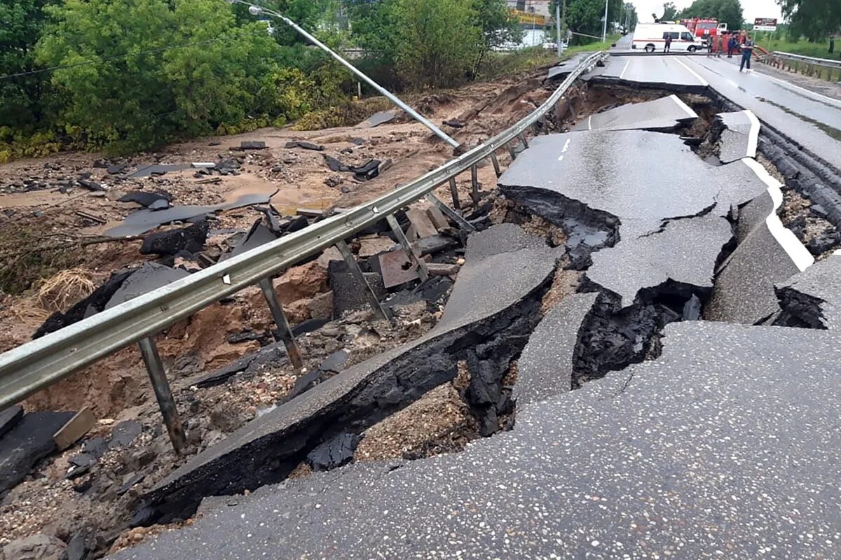 Размыло путь. Дамба в Рузе. Смыло мост. Размыв дамбы. Размыв дороги.