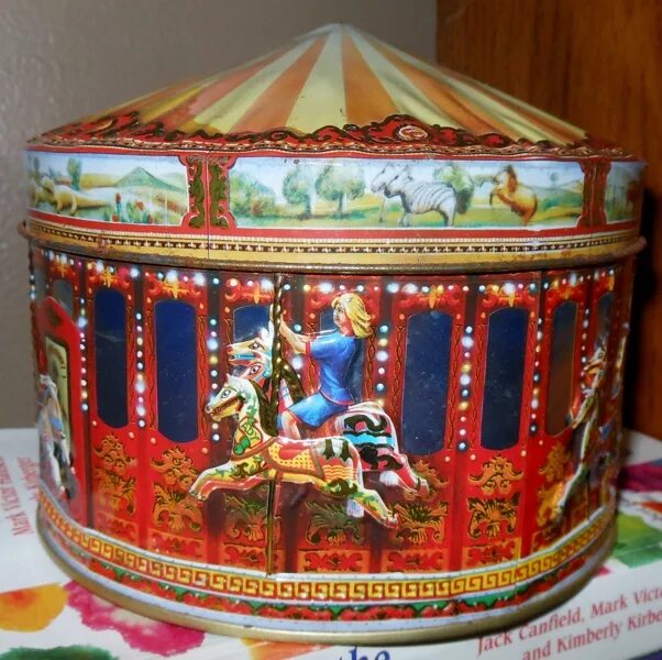 Коробочка жестяная круглая. Банка для чая новогодняя карусель. Lemax 74703 карусель. Жестяная банка карусель. Шкатулка в виде карусели.