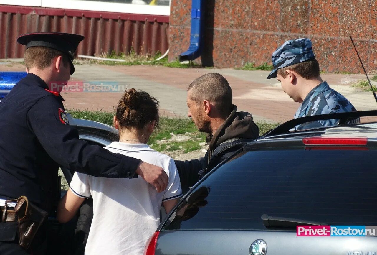 Полиция Ростов патруль. Патрулирует полиция с автоматом. Ростов полиция усиление. Девушки полицейские патрулируют улицы.