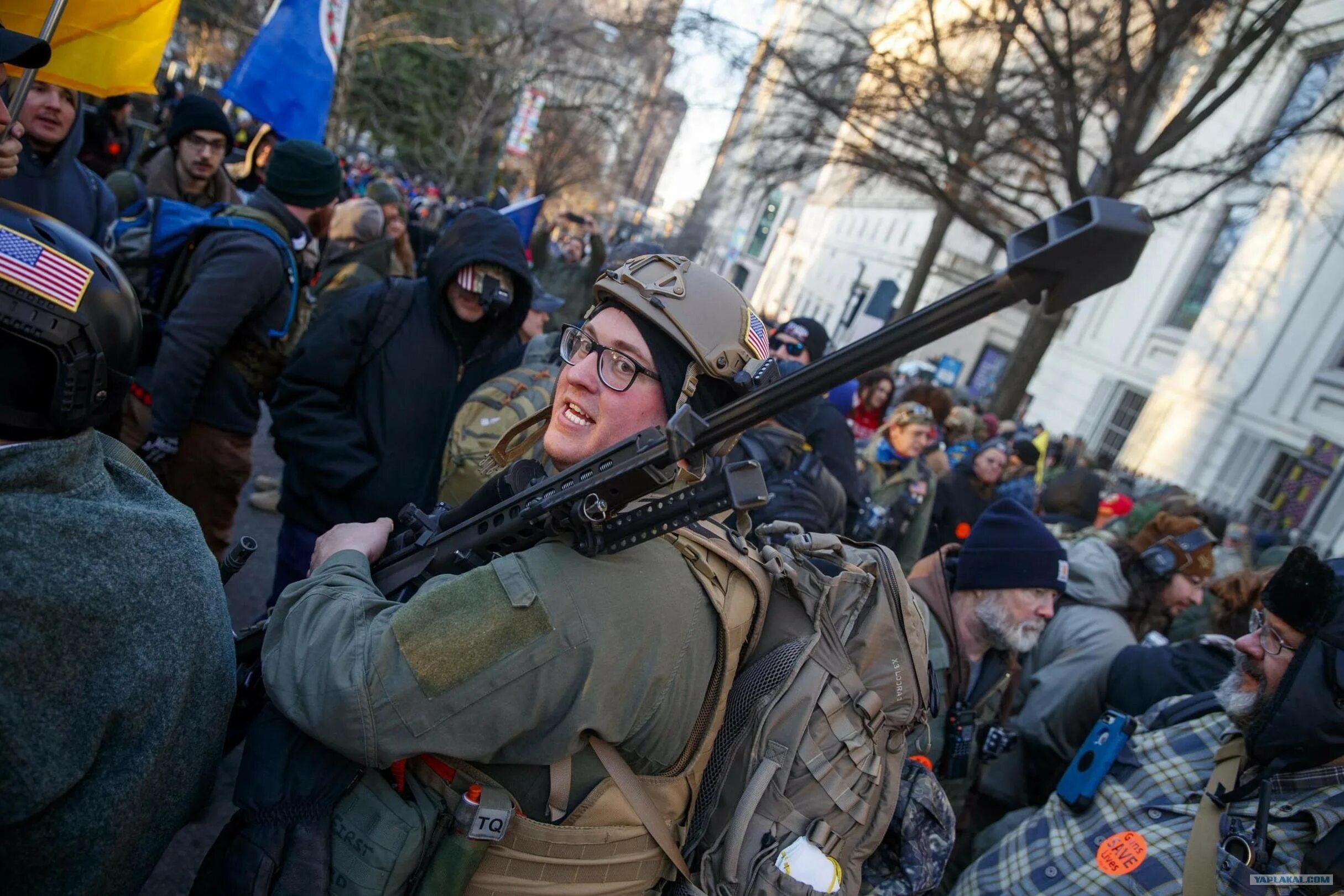 Вооруженные протесты в США. Вооруженные демонстранты в США. Митинги с оружием. Американцы митинг. Вооруженные выступления против