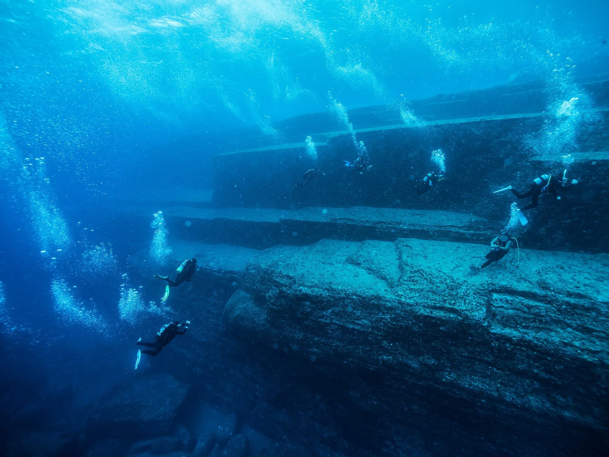 Тайны океанов документальный. Подводный монумент Йонагуни. Подводные пирамиды Йонагуни. Пирамиды Йонагуни Япония. Памятник Йонагуни.