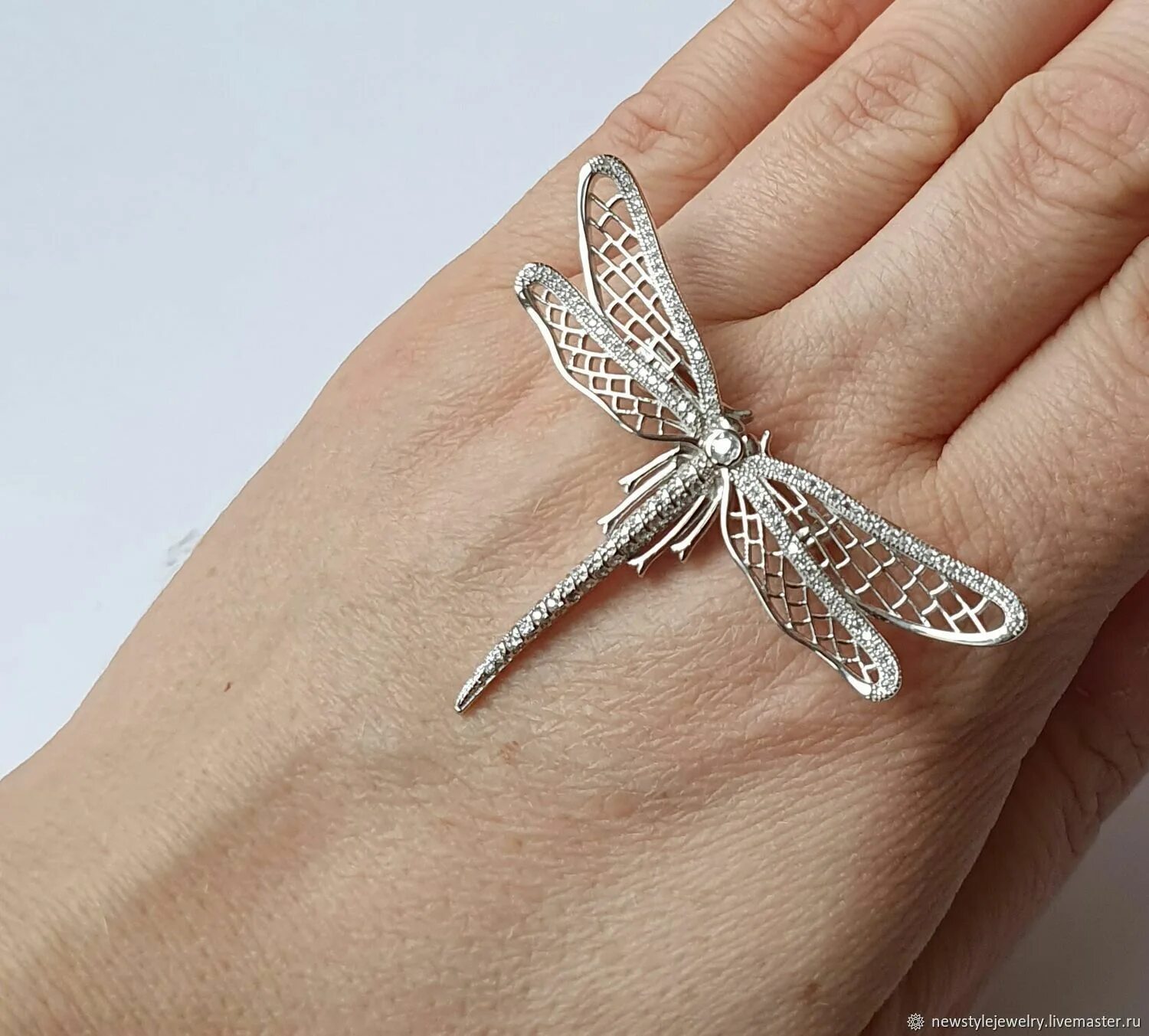 Стрекоза из серебра подвеска. Серебряная стрекоза. Брошь стрекоза серебро 925. Серебряная брошь стрекоза мерида. Скань стрекоза.