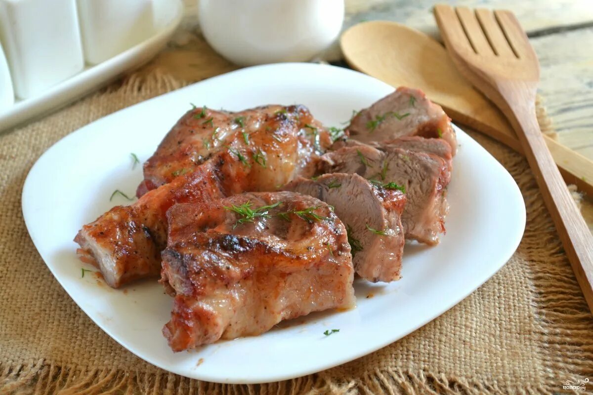 Свинина простой рецепт быстро. Мясо в духовке. Вкусное мясо в духовке. Мясо в духовке фото. Простые блюда из свинины.