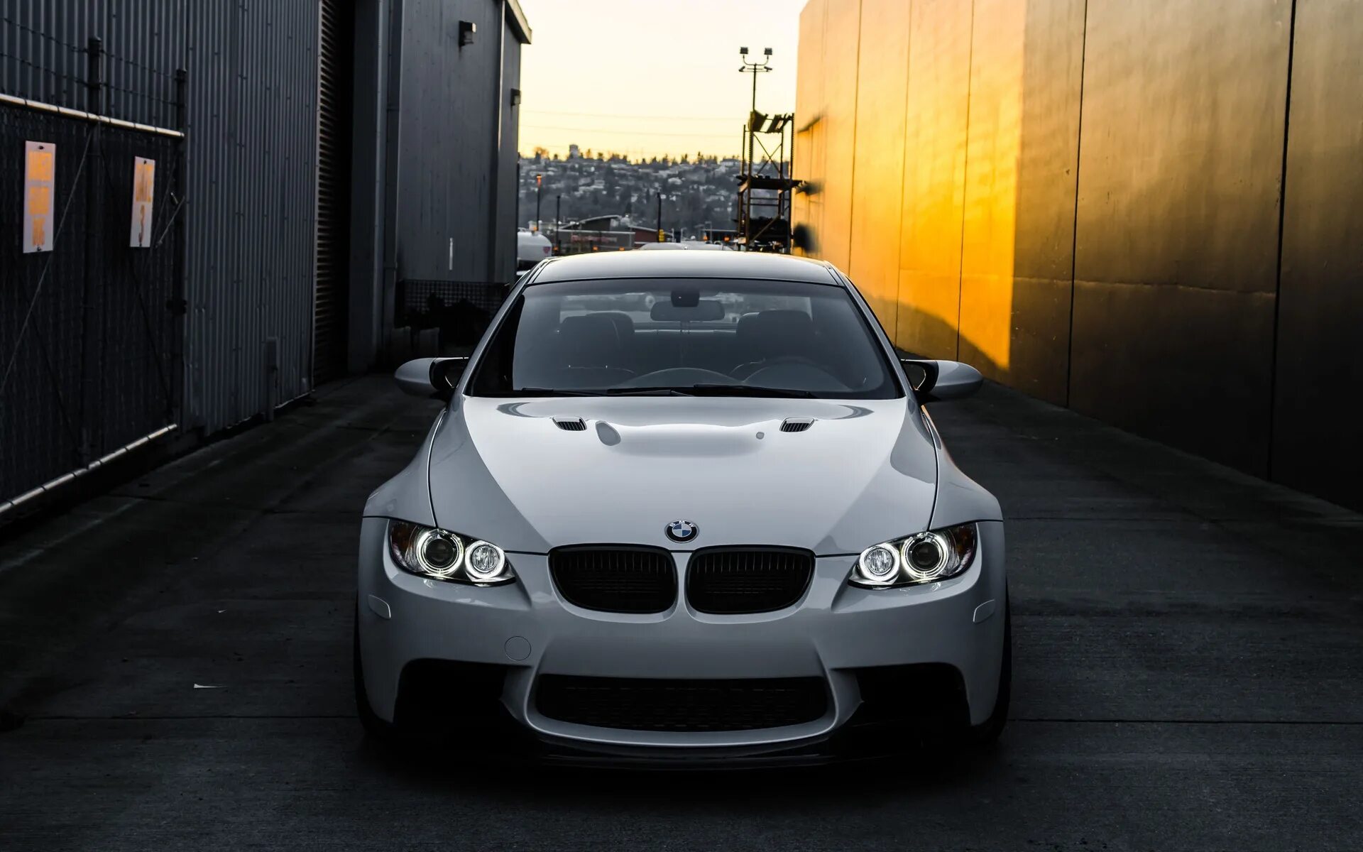 Четкое 4 3. BMW m3 e92 White. BMW m3 e92 белая. BMW e92 белая. BMW m5 e92.