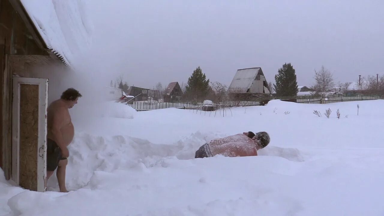 Купаться в бане видео. После баньки. После бани в снег. После бани в сугроб. После баньки в снег.