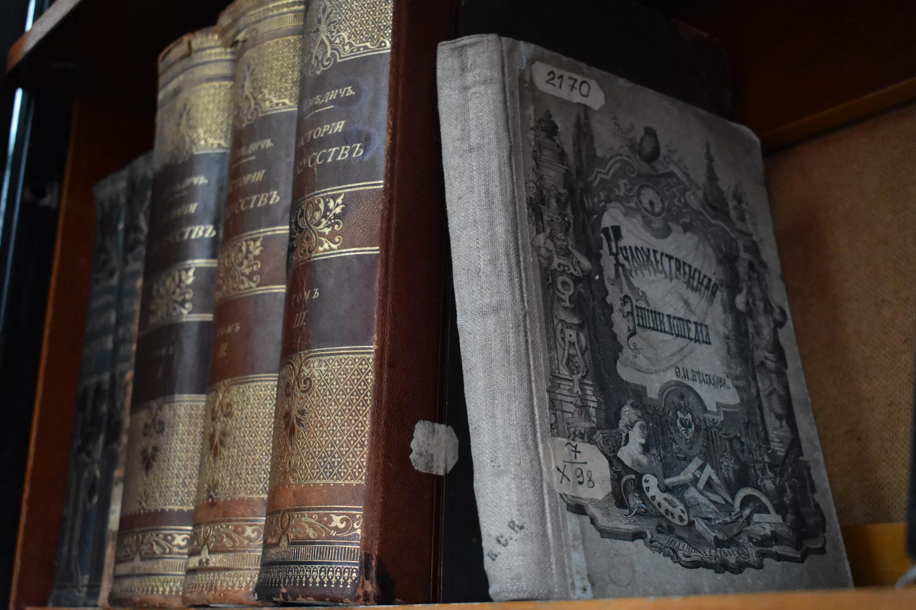 коллекция редких книг. книжная коллекция. найду редкие книги. редкие книги. редкие книги в библиотеке.