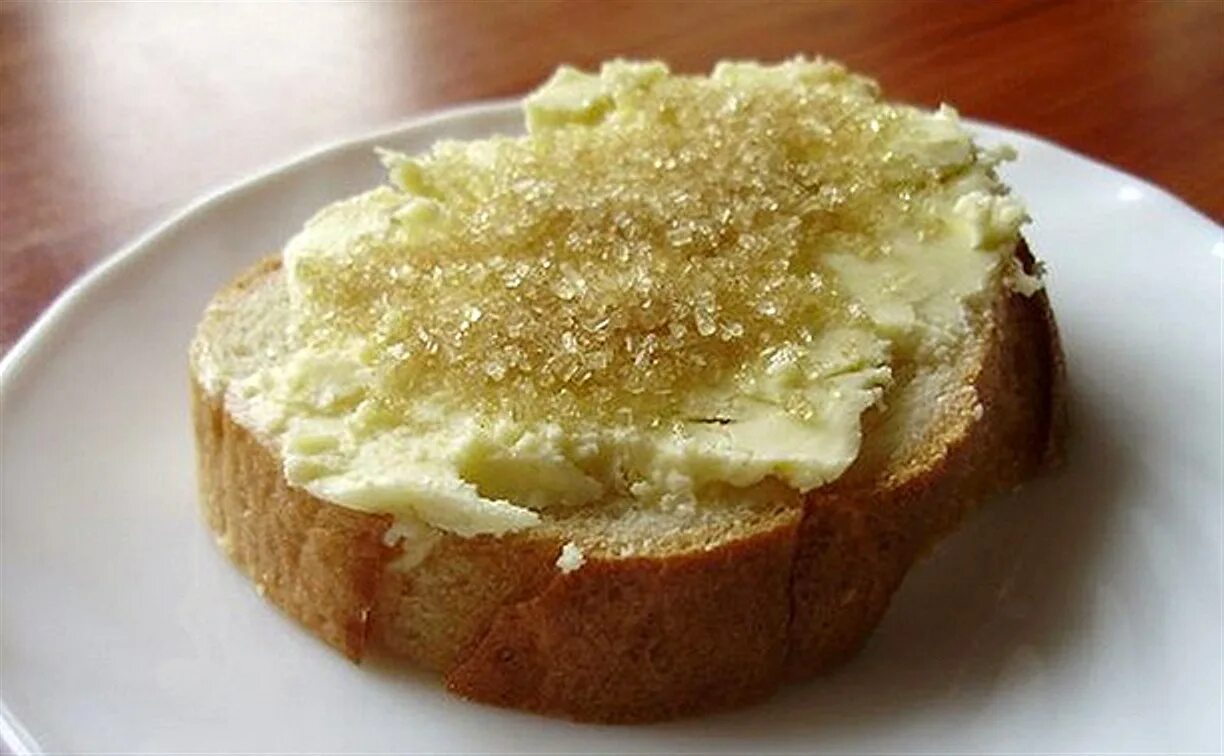 Хлеб сахар вода. Батон с маслом и сахаром. Бутерброд с маслом и сахаром. Хлеб с сахаром. Хлеб со сливочным маслом и сахаром.