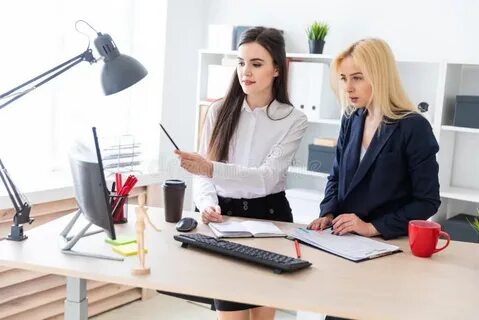 Две девушки на работе