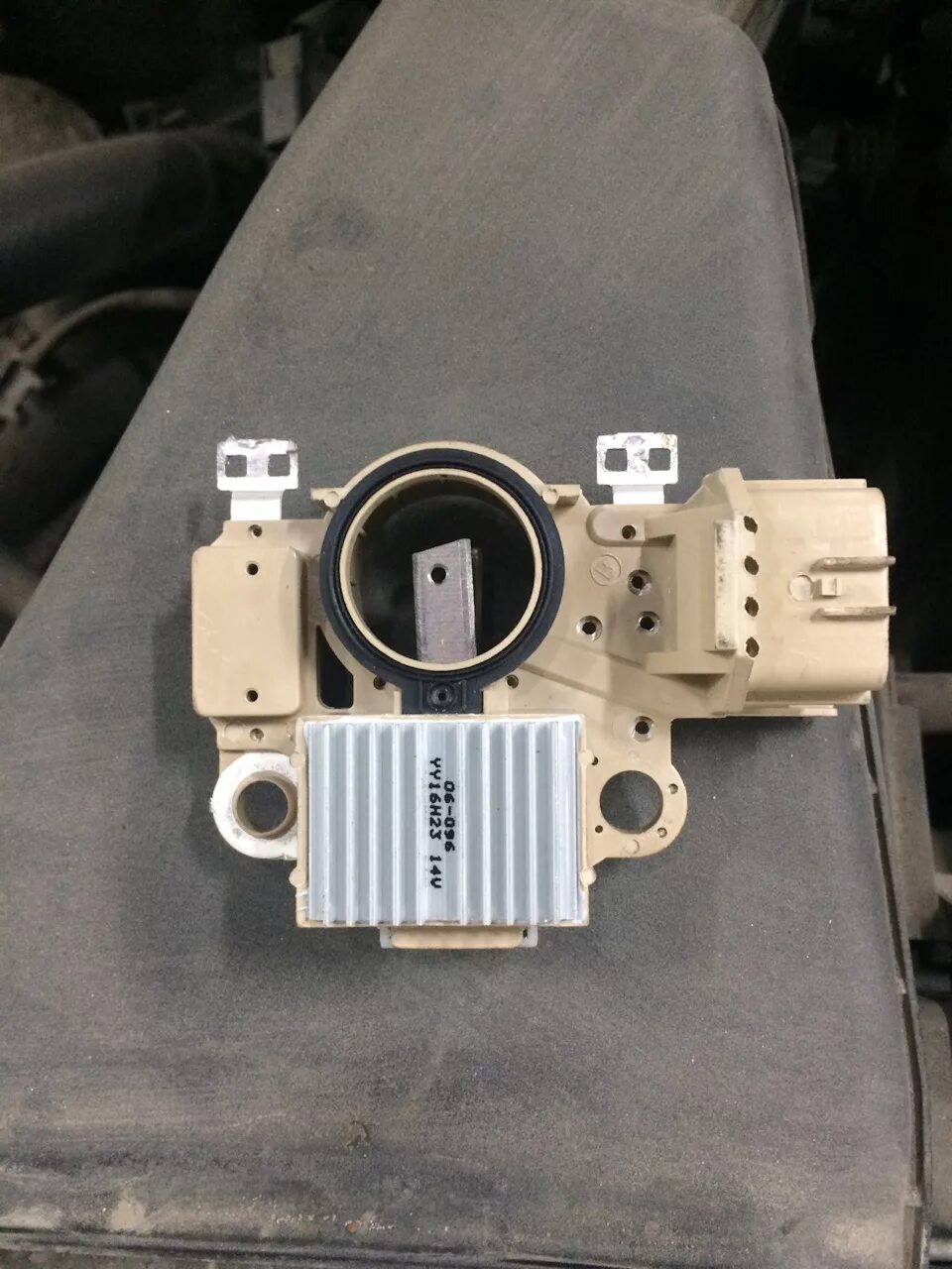 Щетки генератора митсубиси каризма 1. Регулятор генератора mitsubishi pajero. Реле регулятора mitsubishi pajero sport 1. 6 артикул. Реле регулятор митсубиси л200.