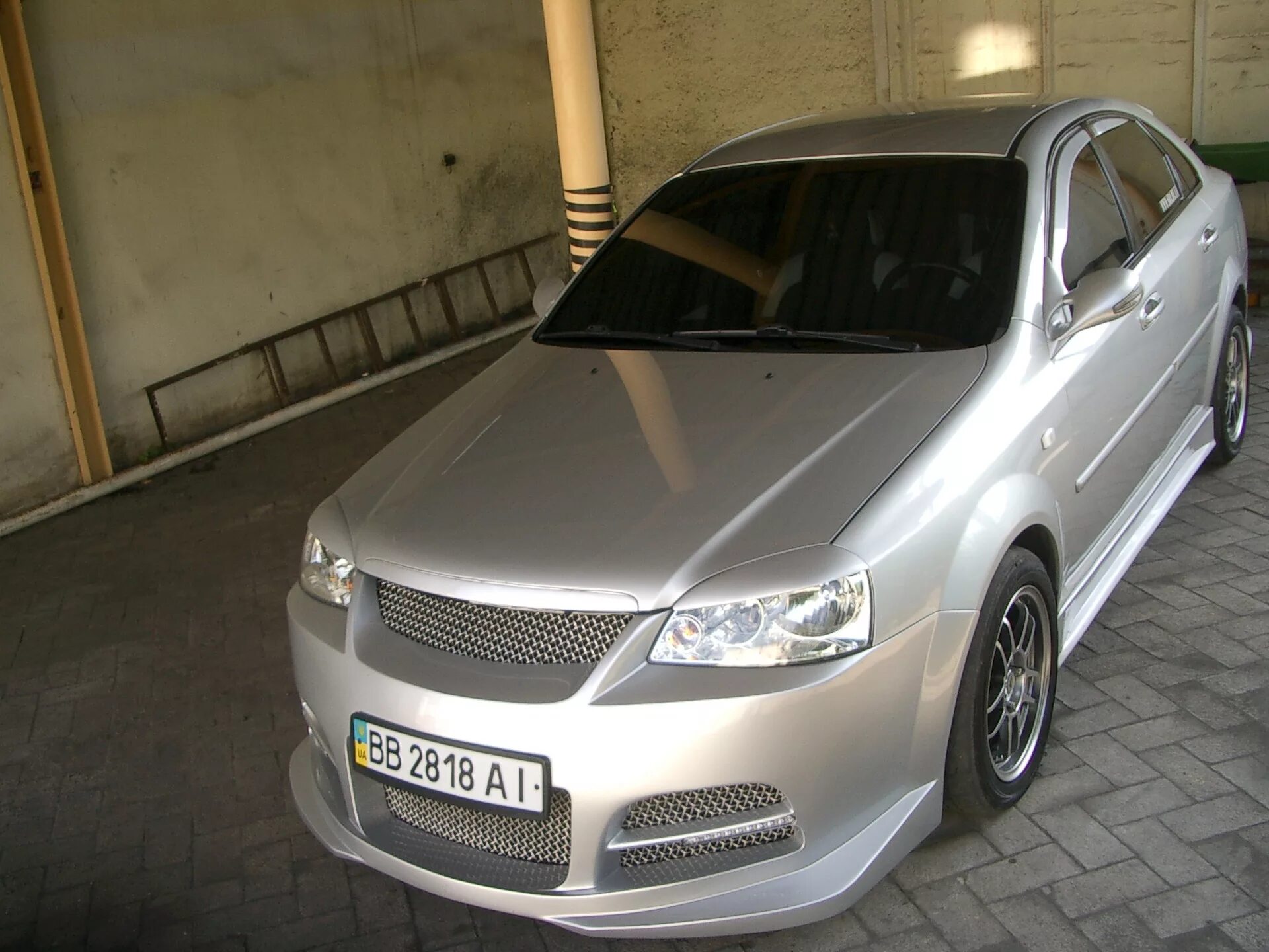 8 tuning. Белая решетка радиатора lacetti. Chevrolet lacetti 2004-2013 седан. Облицовка для лачетти 2003 год. Лачетти облицовка.