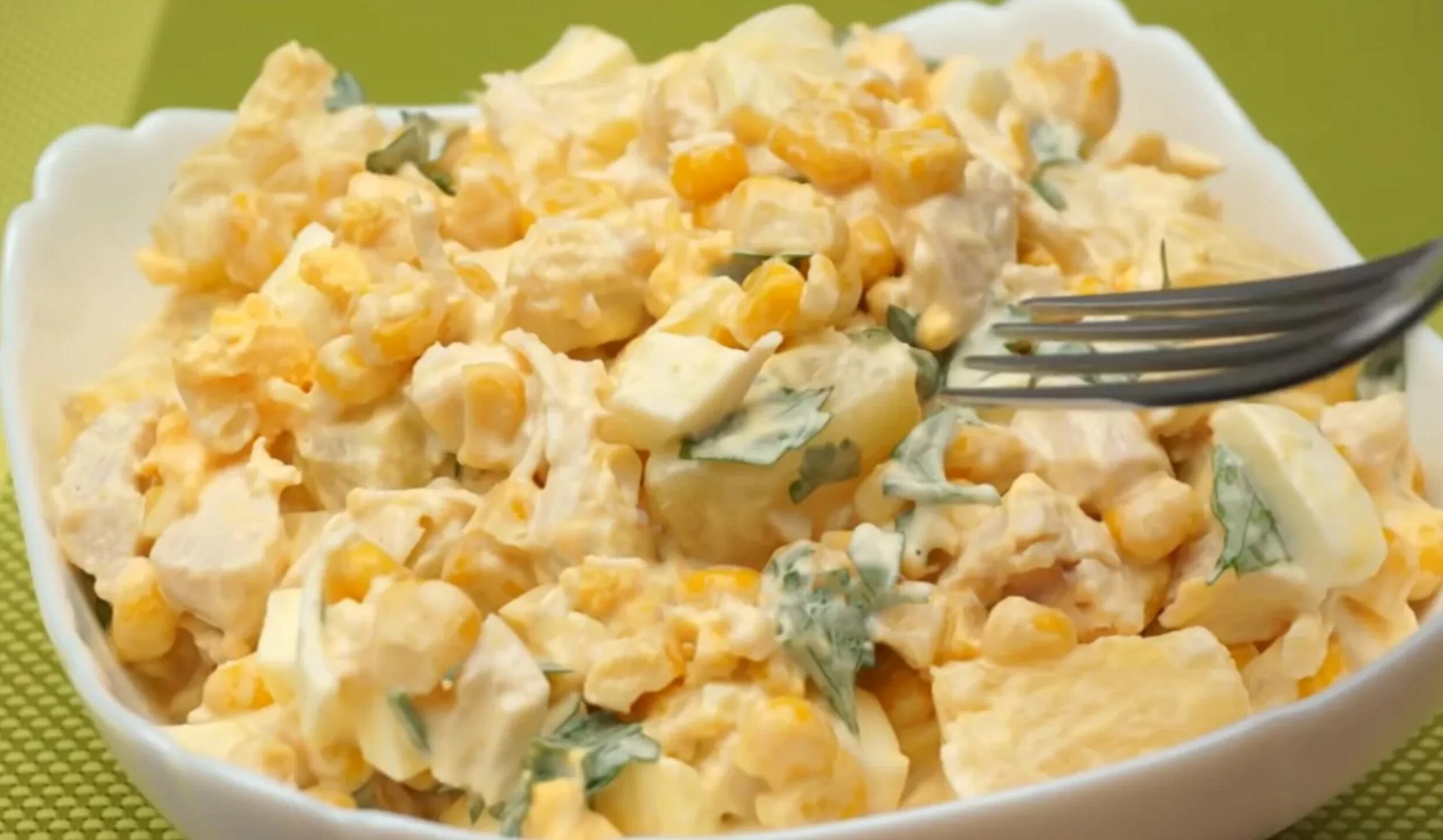 Салат с консервированной ананасом и курицей рецепт. Салат курица ананас кукуруза. салат из курицы с ананасами и кукурузой. салат с ананасом и кукурузой. салат курица с ананасами и сыром и кукурузой.