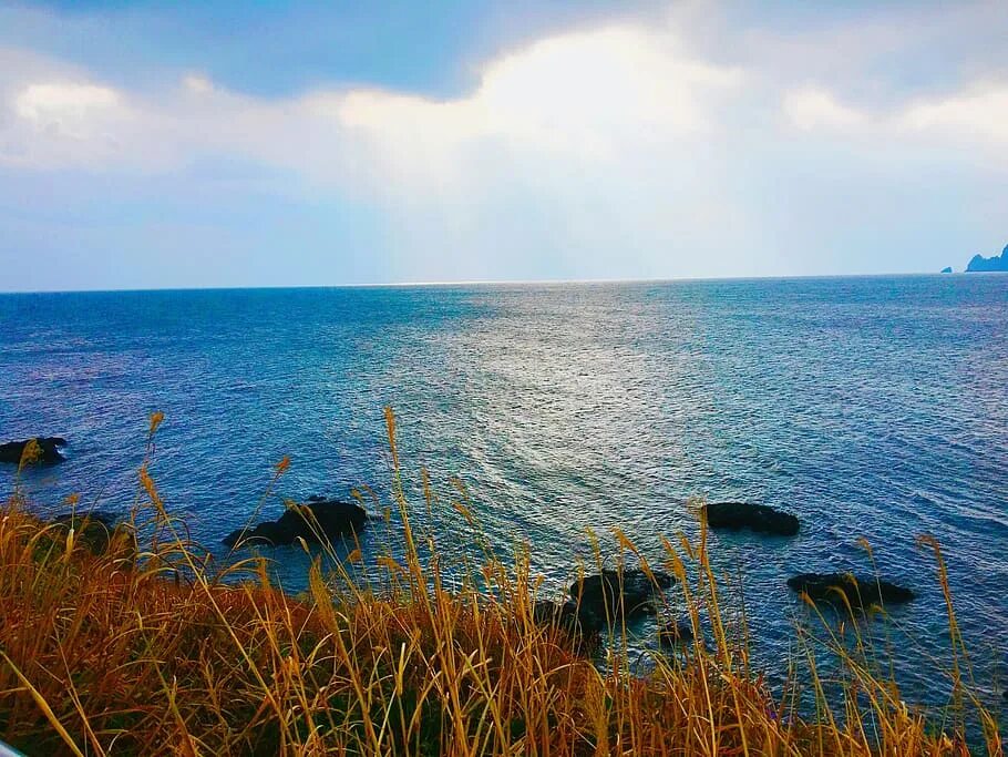 Море лазурь. Синий берег. Фото лазурь черного моря. Море Береговая линия.