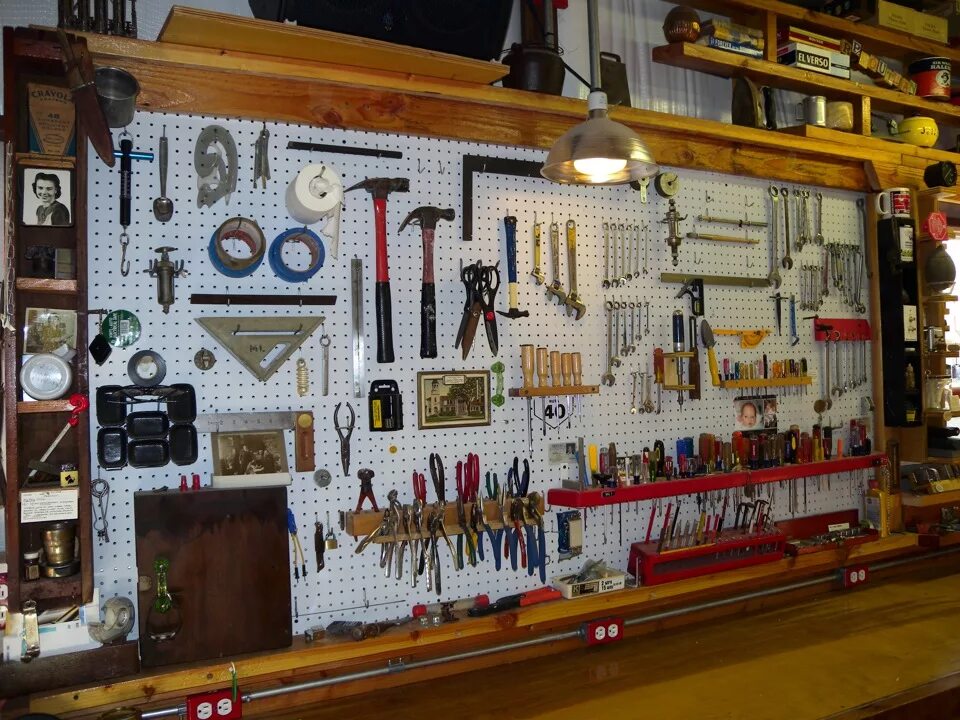 Paneling tools. Стенд для инструмента в гараже. Инструменты в гараже на стене. Стенды с инструментом. Стенд для ключей в гараже.