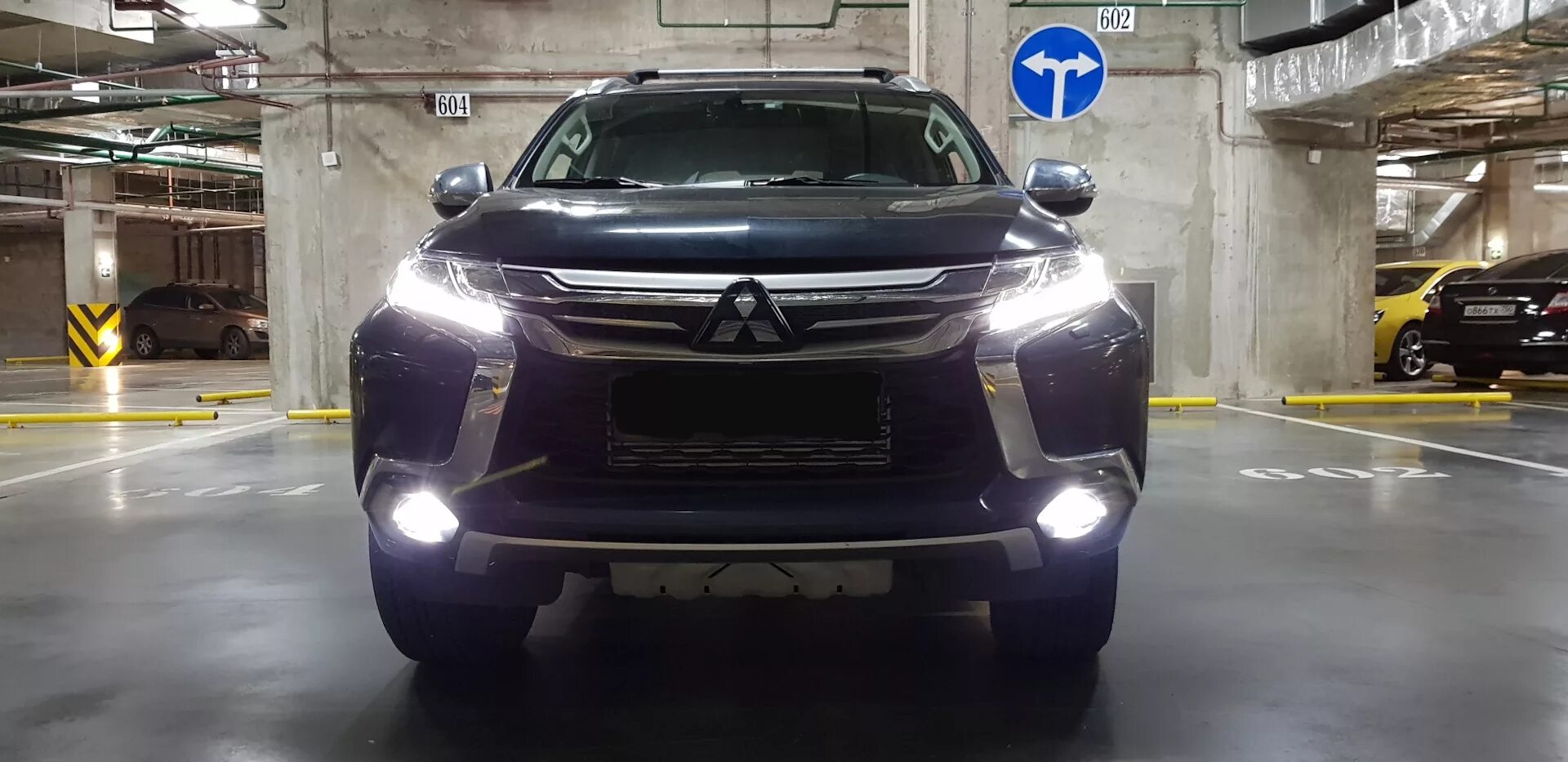 ПТФ Mitsubishi Pajero Sport 3. Диодные ПТФ Митсубиси Паджеро спорт 3. Митсубиси Паджеро спорт фары диодные. Mitsubishi Pajero Sport 2018 фары. Фары pajero sport