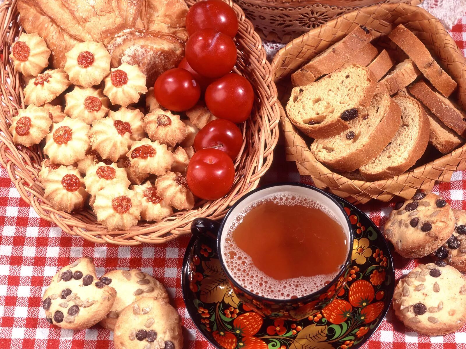 шоколадные конфеты к чаю. угостив чаем. угостив чаем. сладости к чаю. чай с угощением.