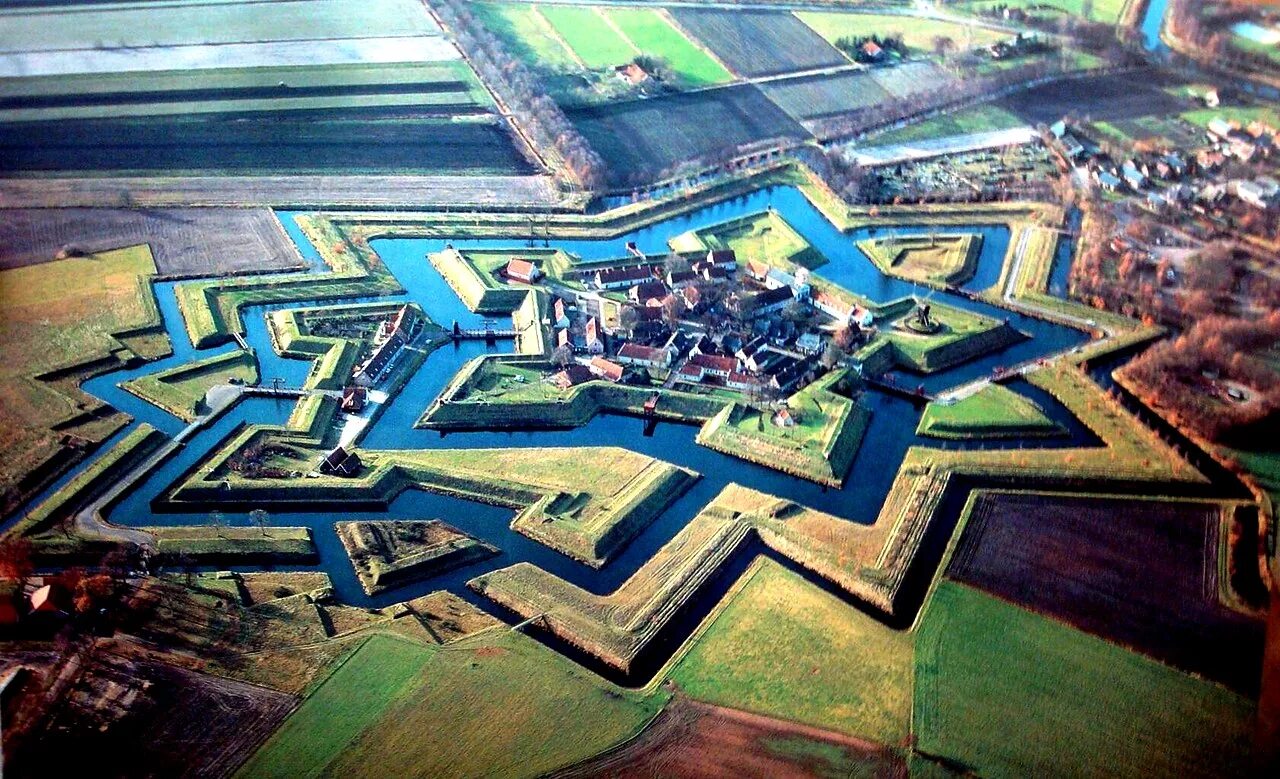 Форт Бауртанге Нидерланды. Крепость Буртанж Нидерланды. Звездная крепость Буртанж. Крепость - звезда Буртанж.