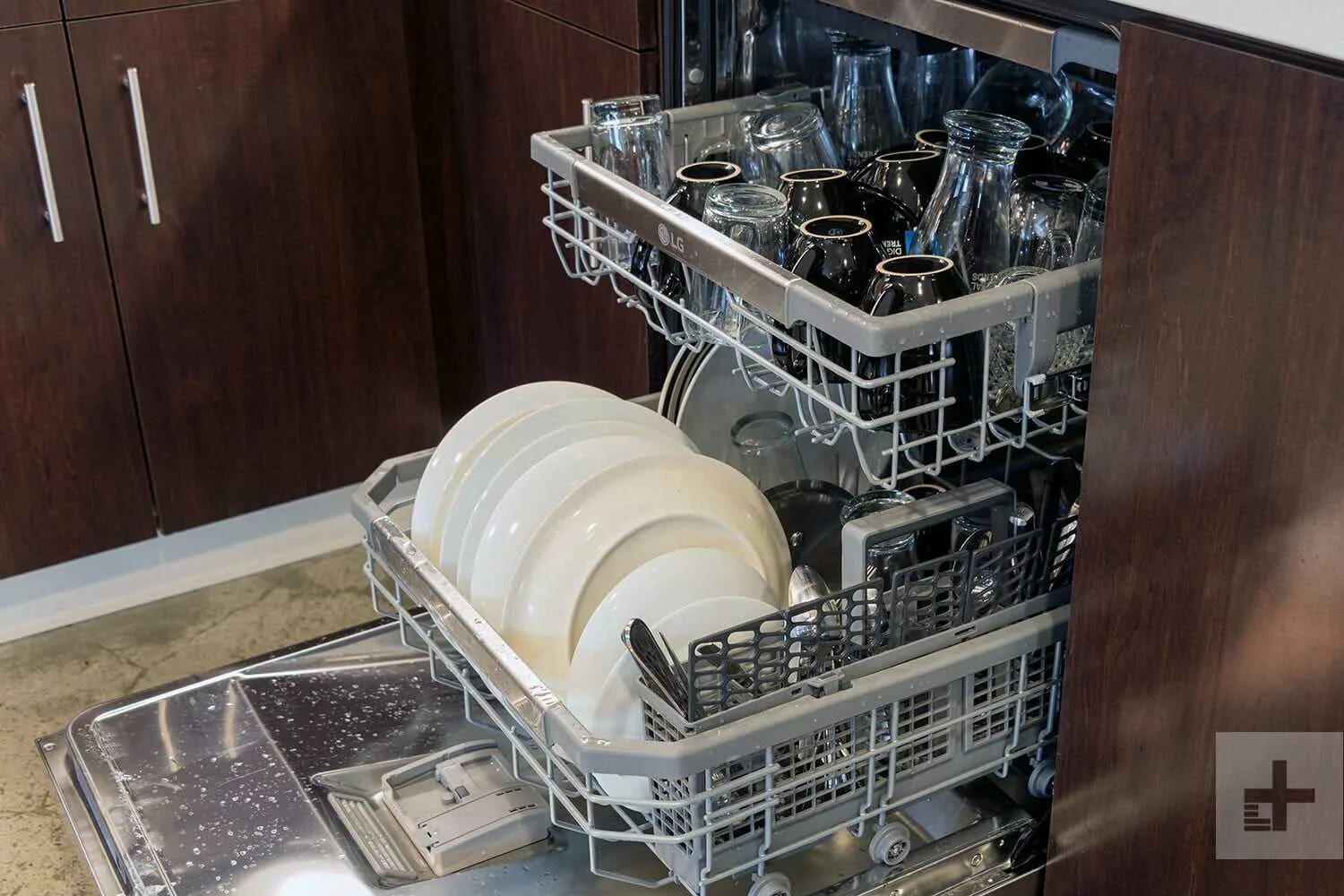 Почему открывается посудомоечная машина. Для посудомоечных машин. Разобранная посудомоечная машина. Посудомоечная машина в разборе. Посудомоечная машина изнутри.