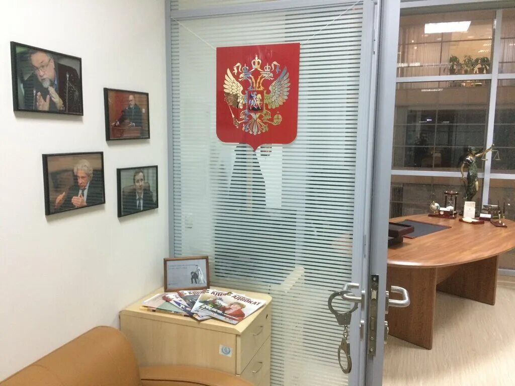 Владимир киселев аресбанк. Дом адвоката москва. Вызов адвоката. Дизайн проект адвокатского кабинета голубые. Дом адвоката москва.