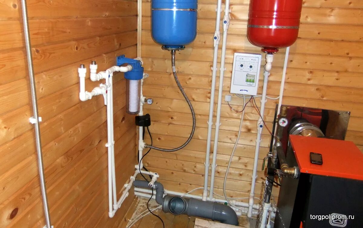 Водопровод в частном доме. Водоснабжение на даче. Монтаж водоснабжения на даче. Монтаж водопровода на даче.