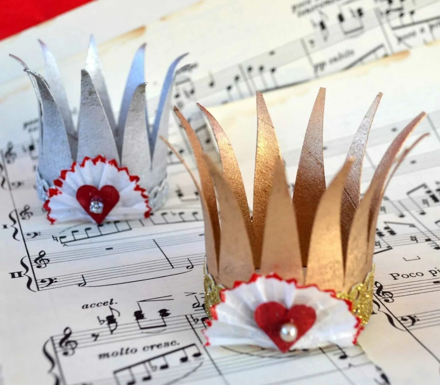 Корона из бумаги. Корона из бумаги украсить. Корона из цветной бумаги своими руками. Корона лета из бумаги. Корона из цветной бумаги.