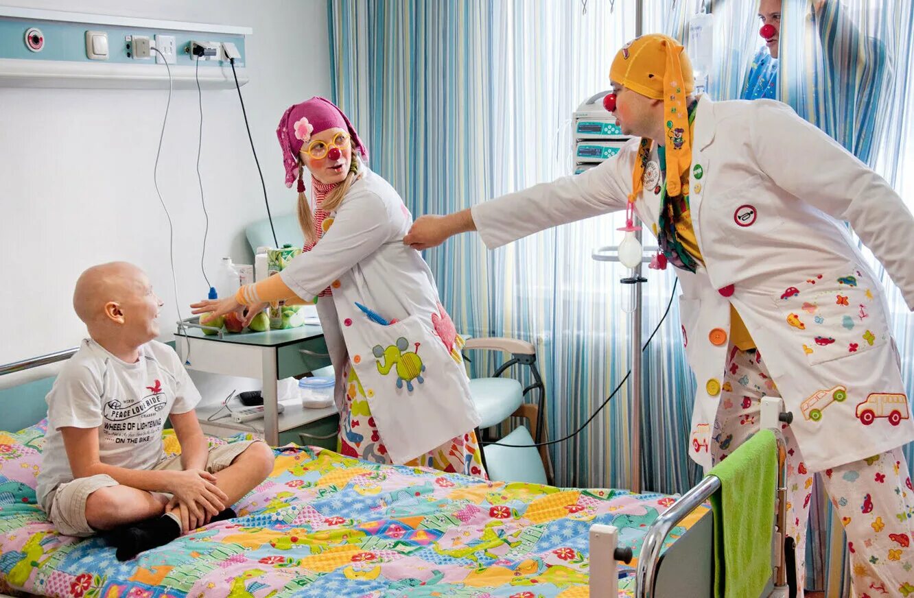 смертельно больной человек. девочка на больничной койке. больной ребёнок в палата. дни больного ребенка в больнице. мама с больным ребенком в больнице.