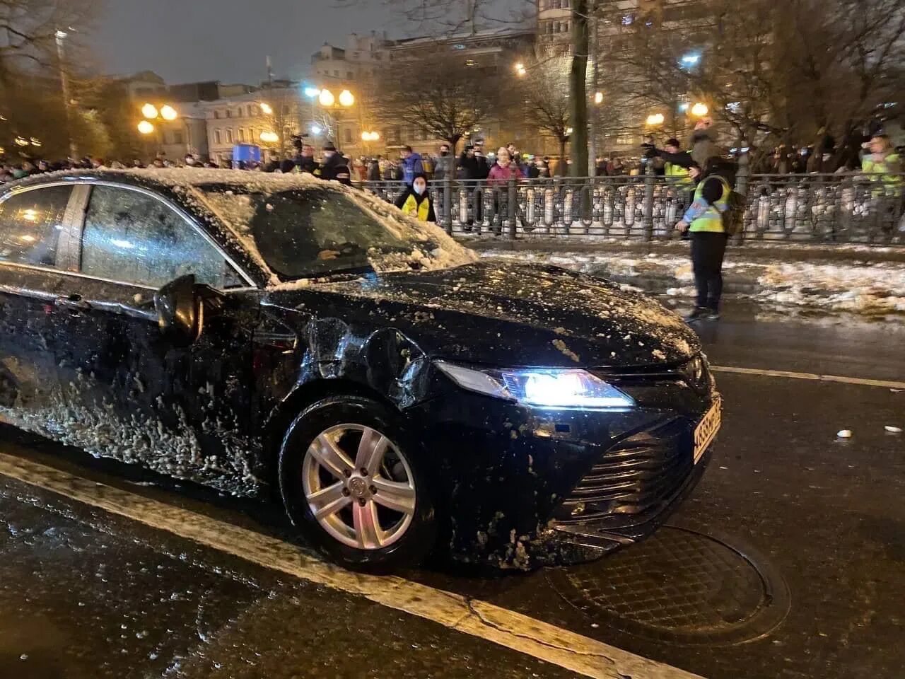 Форумы разбивает. Тойота Камри с мигалкой. Toyota Camry АМР. Разбитые машины в Москве.