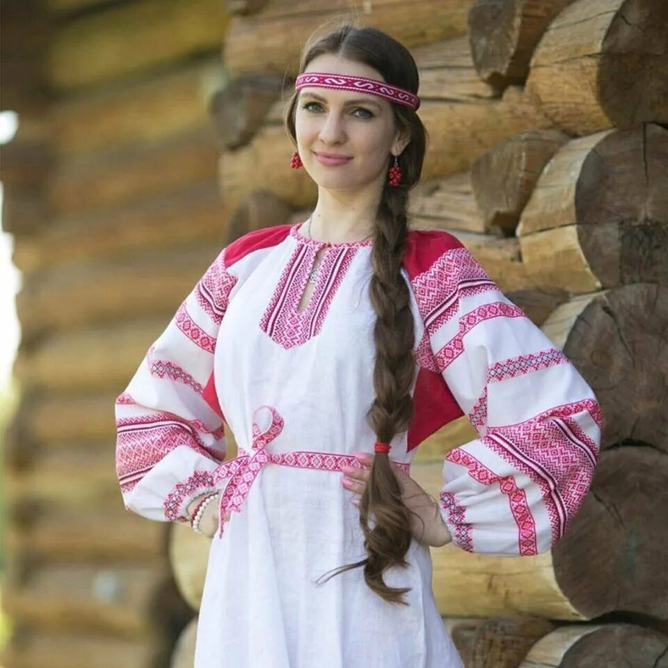 Девушка в славянской одежде