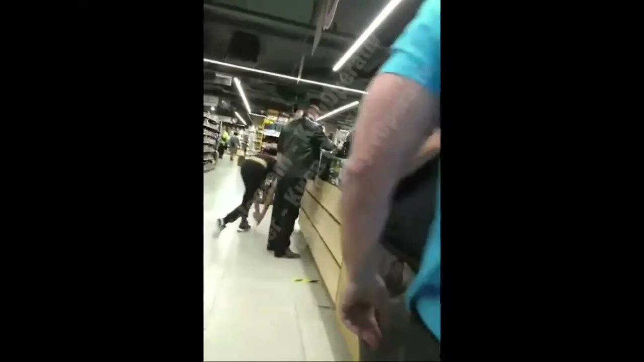 Нападение на магазин. Избил охранник в магазине. Напал на охранника магазина. Охранник поймал.