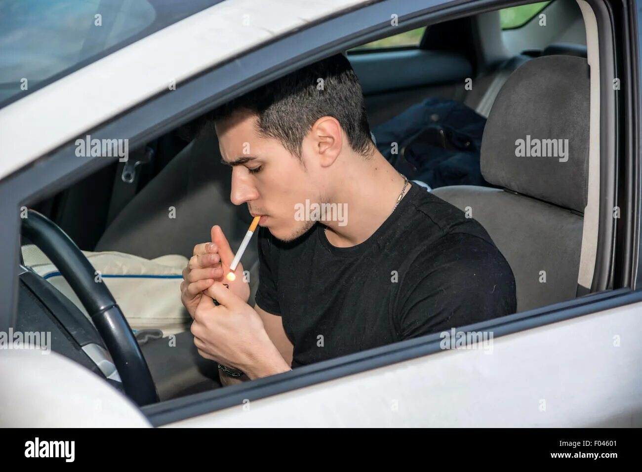 Smoking drive. Hands off the wheel. Курение за рулем. Руль дорога. Таксист курит.