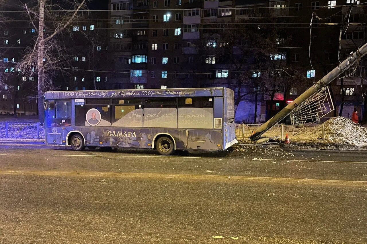 В автобусе было 13