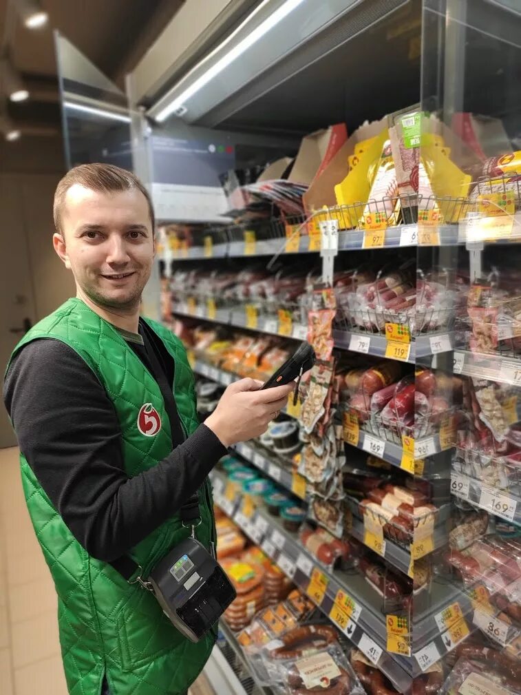 Кассирша из пятерочки. Приглашаем на работу пятерочка. Продавец кассир пятерочка. Продавец кассир. Продавец пятерочки.