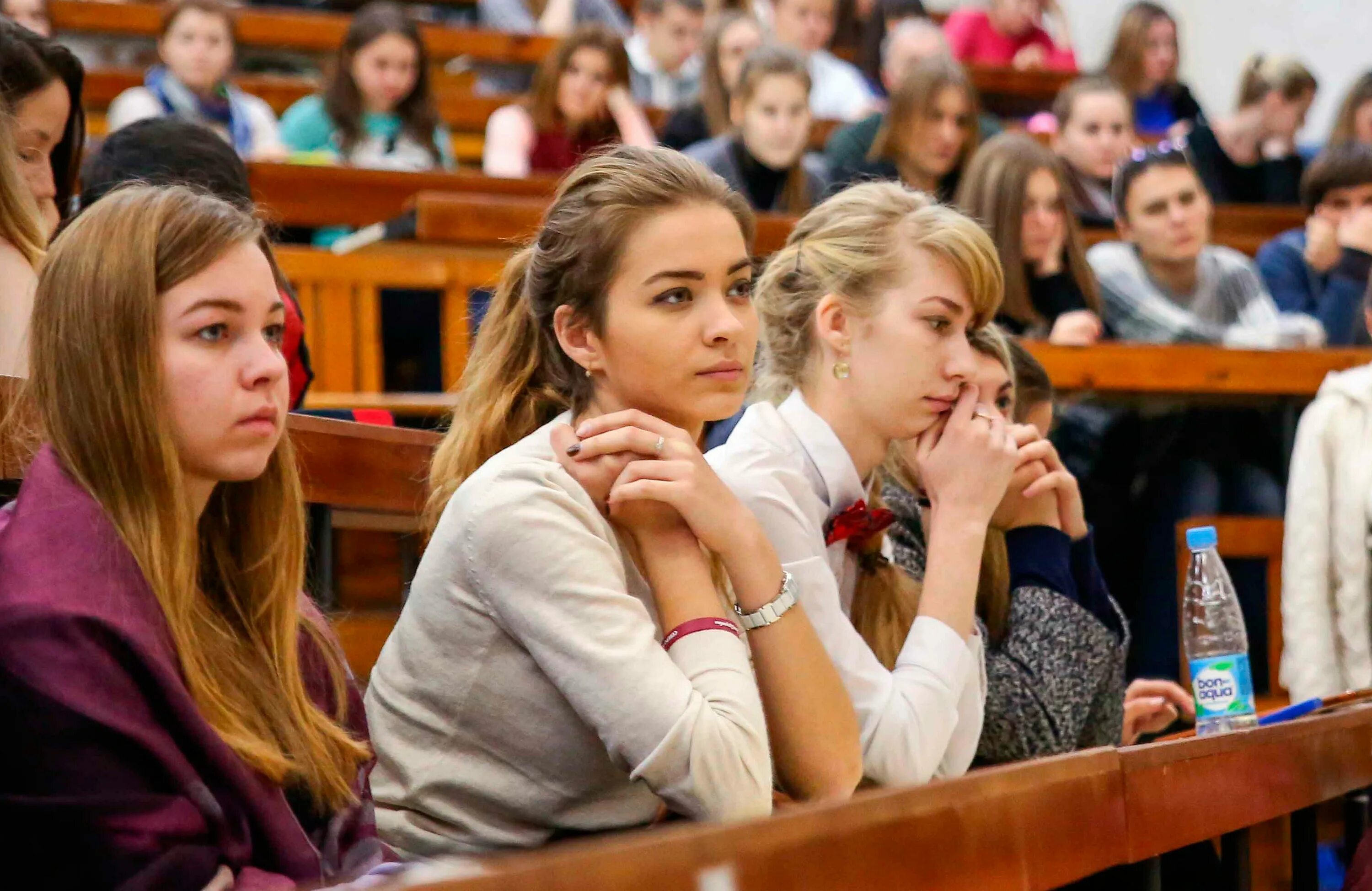 Социальная сеть университета. Студенты на лекции. Свой вуз. Женщины впервые на лекциях. Вуз отдам.