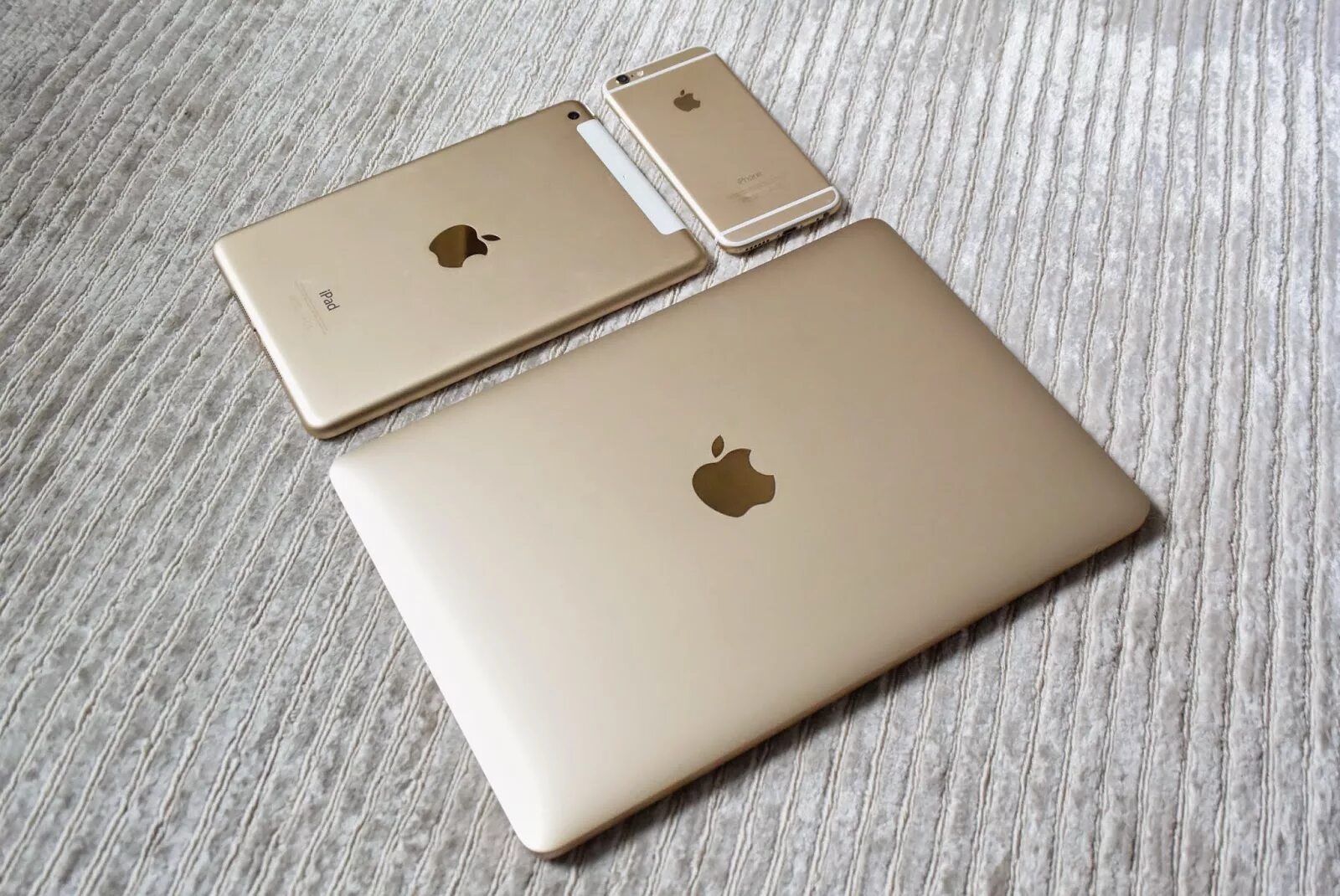 Голд Эппл. Apple золото. MACBOOK Gold вид сверху. Золотые АПЛ CFCS.