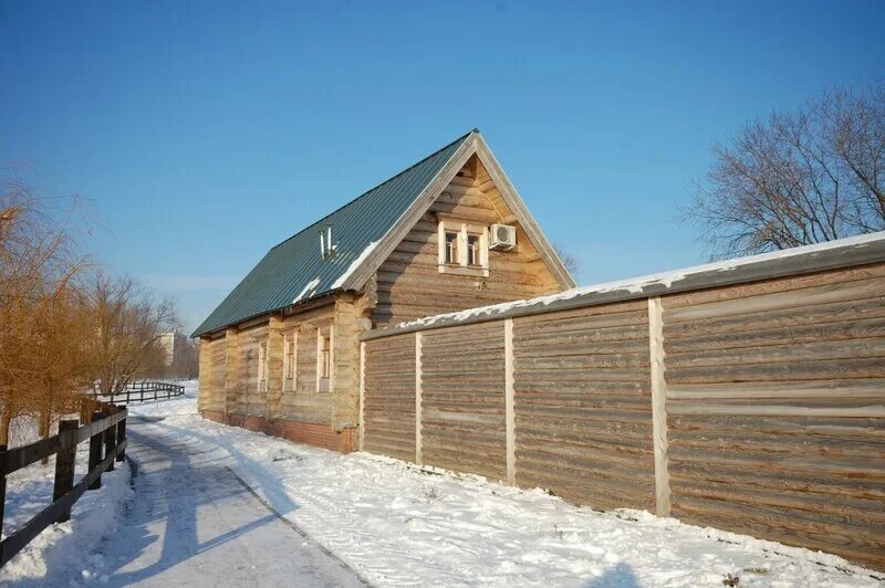 соколиное подворье коломенское. соколиный двор в коломенском экскурсовод. соколиный двор в коломенском. сокольничий коломенское. парк коломенское соколиный дворик.