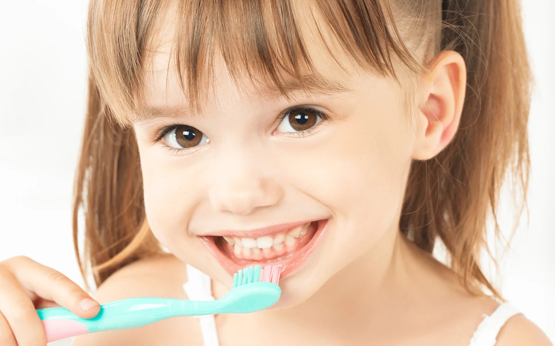 I wash and clean my teeth. Чистим зубы!. Здоровые детские зубы. Ребенок чистит зубы. Детская стоматология.