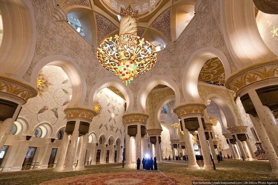 Самые крупные мечети. Мечеть шейха Зайда Абу-Даби. Мечеть шейха Зайда люстра. Люстра в мечети шейха Зайда в Абу-Даби. Арабские эмираты мечеть в Абу Даби.