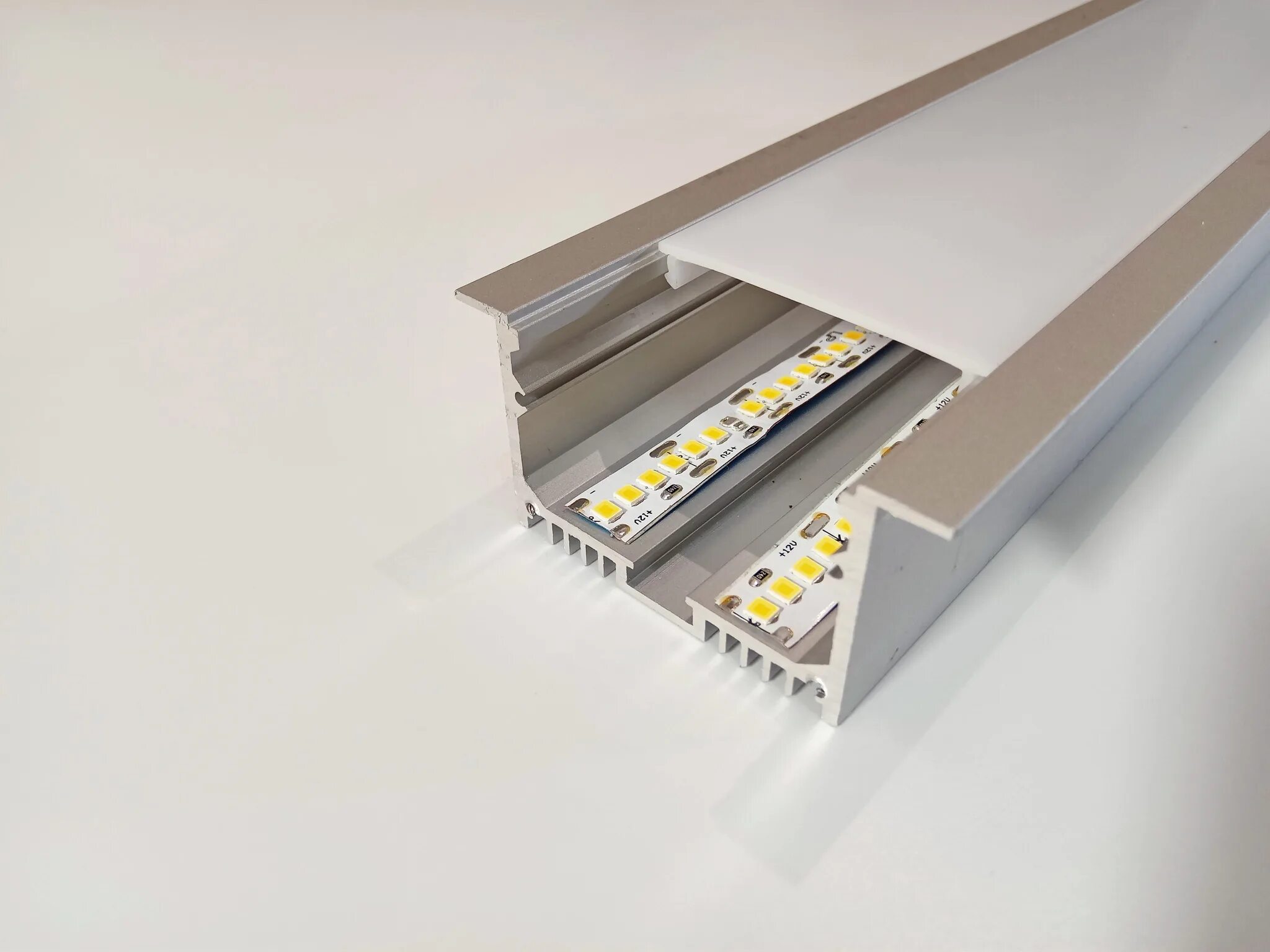 Накладной алюминиевый профиль st-n 2506-r (с матовым рассеивателем). Профиль с рассеивателем. Круглый профиль для светодиодной ленты с рассеивателем. Профиль с рассеивателем. Профиль lightstar 409529.