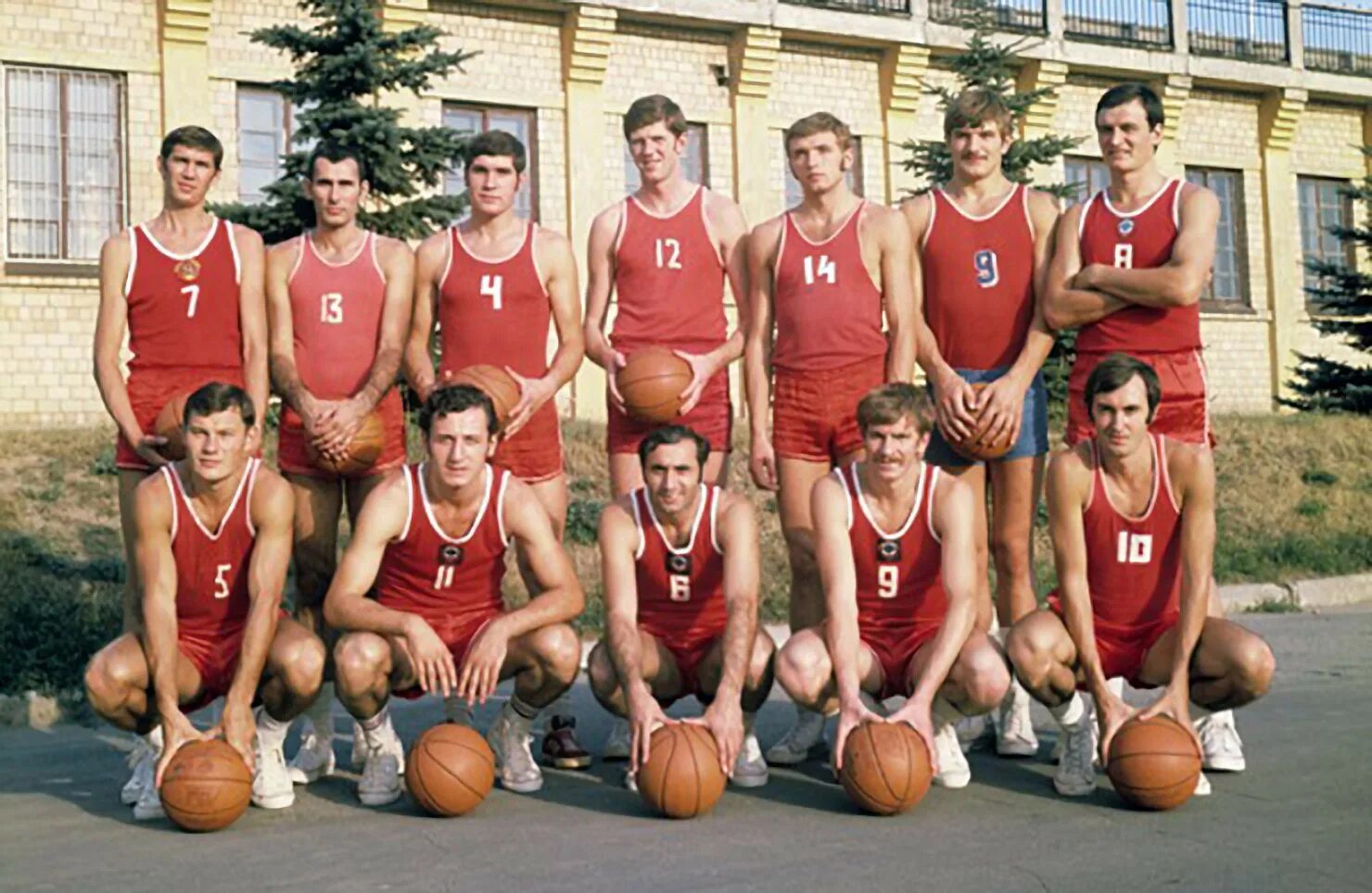 Олимпийские чемпионы 1972. Команда сборной СССР по баскетболу 1972. Баскетболисты сборной СССР 1972. Тренер сборной СССР по баскетболу в 1972.