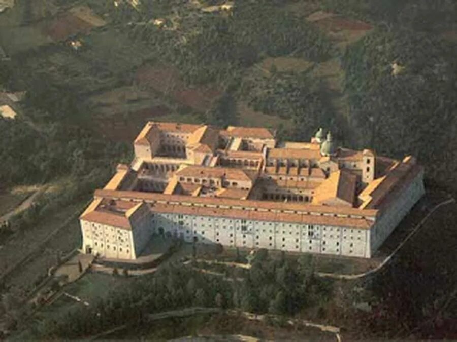 Самый крупный монастырь в европе. Монастырь монастырь Монте-Кассино. Монтекассино бенедиктинский монастырь. Монастырь бенедиктинцев Монте Кассино. Монастырь Монте-Кассино Италия план.