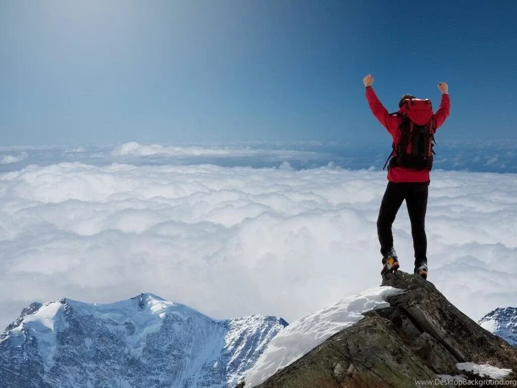Покорение вершины горы. Туристы в горах. Парень в горах. Треккинг хайкинг. Человек на вершине горы.
