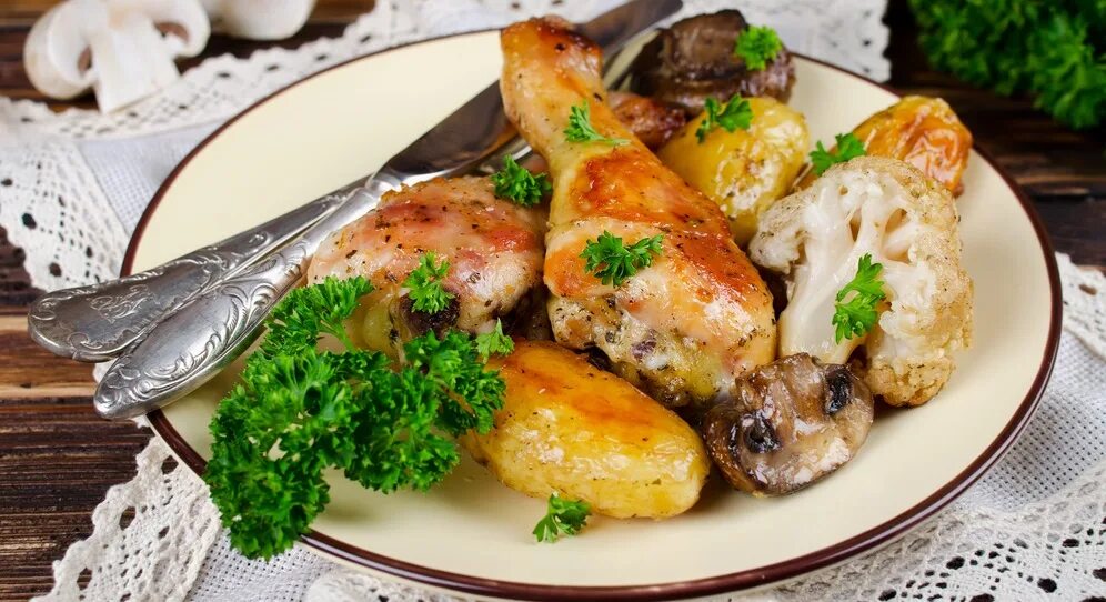 Блюда из курицы. Картофель с курицей. Голень с картошкой. Куриные ножки с картофелем. Как приготовить куриные голени рецепт